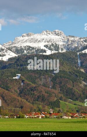 Blick auf die kampenwand aschau und im Schnee, priental, chiemgau, Oberbayern, Süddeutschland Stockfoto