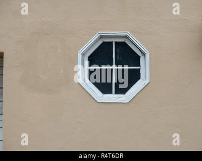 Octagon Glas Fenster auf der Seite der beige Haus Stockfoto
