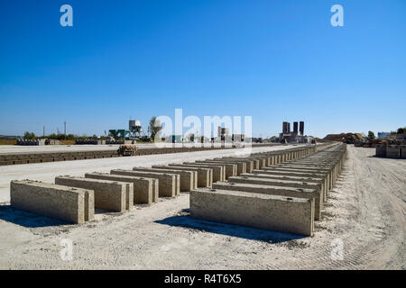 Hohlblocksteine liegen auf dem Boden und getrocknet. auf cinder block Produktionsanlage. Stockfoto