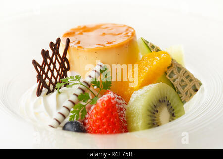 Süße Plan-Torte mit Erdbeeren, Kiwi, Mango und Schokolade Stockfoto