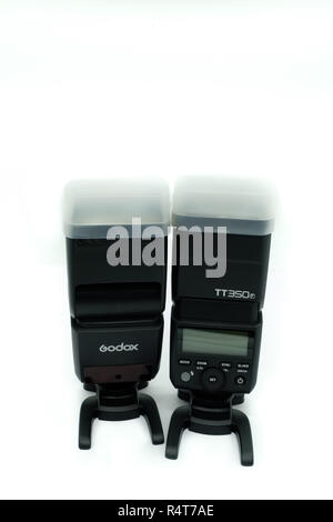 Largs, Schottland, Großbritannien - 22 November 2018: zwei godox TT 350 W Drehzahl leuchtet für die Fujifilm System und schnell zu einer beliebten Alternative zu native Marke Stockfoto