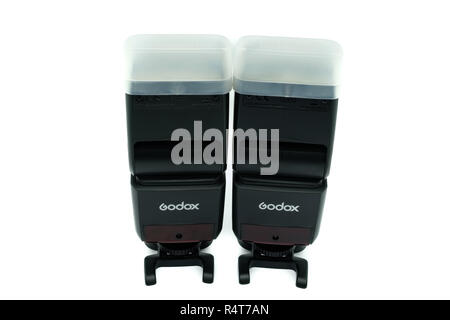 Largs, Schottland, Großbritannien - 22 November 2018: zwei godox TT 350 W Drehzahl leuchtet für die Fujifilm System und schnell zu einer beliebten Alternative zu native Marke Stockfoto