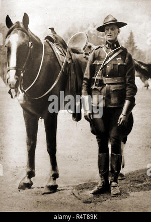 ROYAL Canadian Mounted Police (aka Die Mounties). 1. Februar 1920 gegründet - das ist ein c 1940 s Portrait von montiert Polizist aus Kanada im typischen Rot serge Uniform, mit seinem Pferd c 1940 Stockfoto