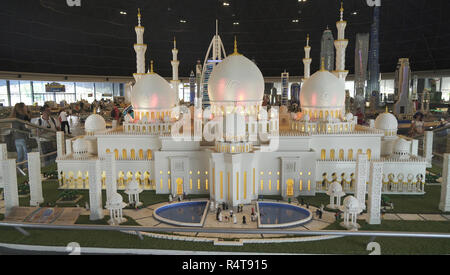 Ausstellung von Mock-ups der Sheikh Zayed Grand Moschee von LEGO-Steine im Miniland LEGOLAND Parks und Resorts in Dubai gemacht Stockfoto