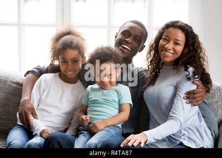 Portrait von glücklichen großen afrikanischen amerikanischen Familie zu Hause Stockfoto
