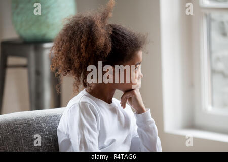 Nachdenklich African American Vorschüler Mädchen suchen im Fenster Stockfoto