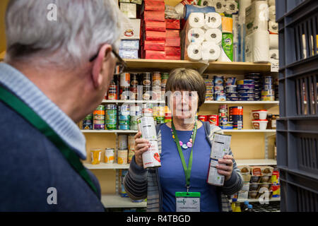 Food Bank Chichester freiwilligen Helfer stellt die Bedürftigen, Armen Menschen mit gespendeten Lebensmitteln in der Familie Kirche und Sortieren und das Essen in Ihrer Nahrung Depot lagern. Stockfoto