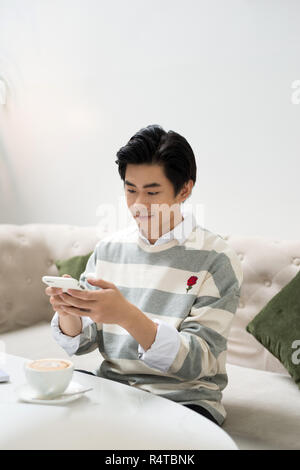 Asiatische junge Mann, Foto, Kaffee Tasse während der Kaffeepause Stockfoto