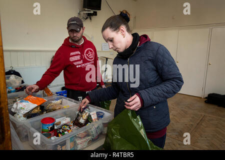 Food Bank Chichester freiwilligen Helfer stellt die Bedürftigen, Armen Menschen mit gespendeten Lebensmitteln in der Familie Kirche und Sortieren und das Essen in Ihrer Nahrung Depot lagern. Stockfoto