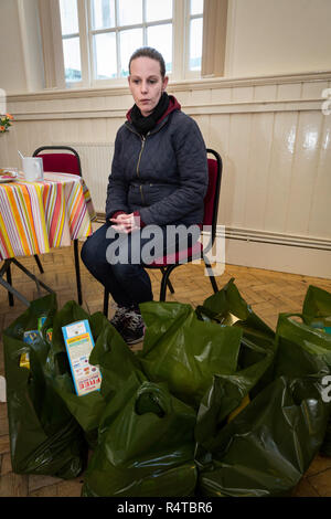 Food Bank Chichester freiwilligen Helfer stellt die Bedürftigen, Armen Menschen mit gespendeten Lebensmitteln in der Familie Kirche und Sortieren und das Essen in Ihrer Nahrung Depot lagern. Stockfoto