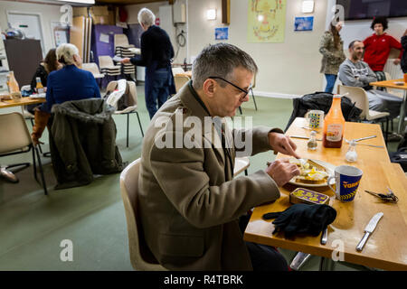 Die mittellosen und körperlich behinderten Brian Glover (59), Frühstück in der Foodbank's an der Hoffnung Haus, Beeston Vereinigte Reformierte Kirche, Nottingham. Stockfoto