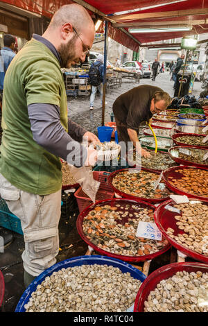 Fischhändler in der Via Sopramuro, Mercato di Porta Nolana Viertel, Neapel, Kampanien, Italien Abschaltdruck Stockfoto