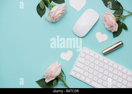 Muttertag-Konzept. Rosa Rosen mit Geschenk-Box auf Frau Schreibtisch. Offenen Notebook für Textfreiraum. Stockfoto