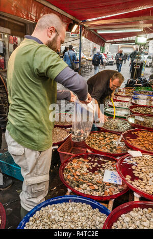 Fischhändler in der Via Sopramuro, Mercato di Porta Nolana Viertel, Neapel, Kampanien, Italien Abschaltdruck Stockfoto