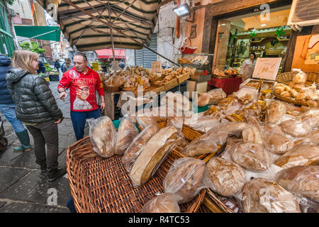 Bäckerei in der Via Sopramuro, Mercato di Porta Nolana Viertel, Neapel, Kampanien, Italien Abschaltdruck Stockfoto