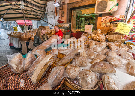 Bäckerei in der Via Sopramuro, Mercato di Porta Nolana Viertel, Neapel, Kampanien, Italien Abschaltdruck Stockfoto