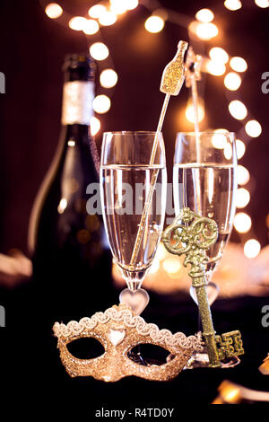 Andrzejki, sylwester von Toast für Zwei. Champagner und Wahrsagerei auf schwarzem Hintergrund. Feier, Lichter und neues Jahr Stockfoto