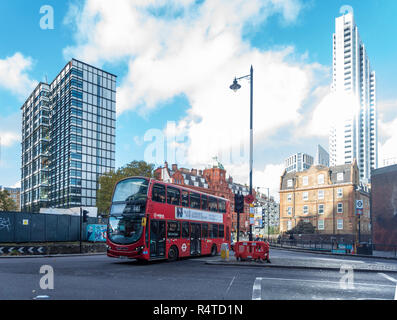 Red London Double Decker Bus auf der alten Straße oder Silicon Kreisverkehr in London, Großbritannien Stockfoto