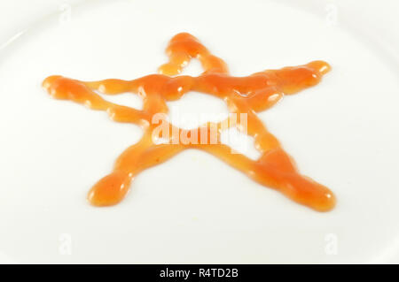 Ketchup Chili Soße der Stern auf der Platte isoliert weißer Hintergrund Stockfoto