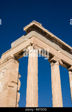 Athen. Griechenland. Detail der ionischen Säulen (Welle) und Hauptstadt des Erechtheion (erechtheion) antiken griechischen Tempel auf der Akropolis. Stockfoto