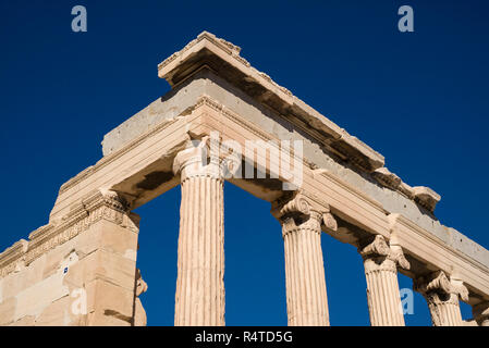 Athen. Griechenland. Detail der ionischen Säulen (Welle) und Hauptstadt des Erechtheion (erechtheion) antiken griechischen Tempel auf der Akropolis. Stockfoto