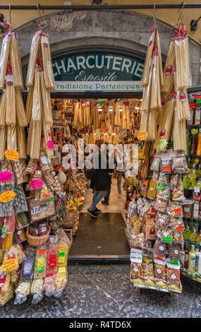 Pasta Anzeige an Deli Shop auf der Via Benedetto Croce, Centro Storico Viertel, Neapel, Kampanien, Italien Stockfoto