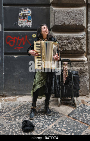 Frau spielen Akkordeon auf der Via Benedetto Croce, Centro Storico Viertel, Neapel, Kampanien, Italien Stockfoto