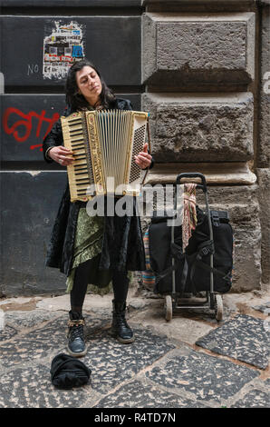 Frau spielen Akkordeon auf der Via Benedetto Croce, Centro Storico Viertel, Neapel, Kampanien, Italien Stockfoto