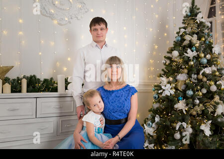 Junge Familie mit Tochter in ein Zimmer für Weihnachten dekoriert Stockfoto