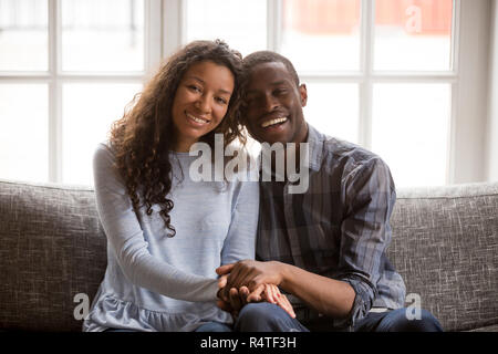 Kopf geschossen Portrait happy African American verliebtes Paar sitzen Stockfoto