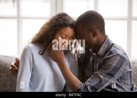 Liebevolle afrikanische amerikanische Mann Frau Gesicht berühren. Stockfoto