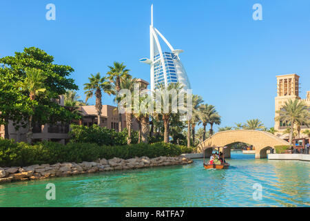 DUBAI, VAE - 12 Nov, 2018: Blick auf das Burj Al Arab Hotel von Madinat Jumeirah Hotels. Madinat ist ein luxuriöses Resort mit Hotels und Souk abdecken Stockfoto