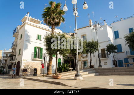 POLIGNANO A MARE, Italien - 6. JULI 2018: Touristen zu Fuß in der Altstadt am 6. Juli 2018 in einem Mare, Italien Polignano. Stockfoto