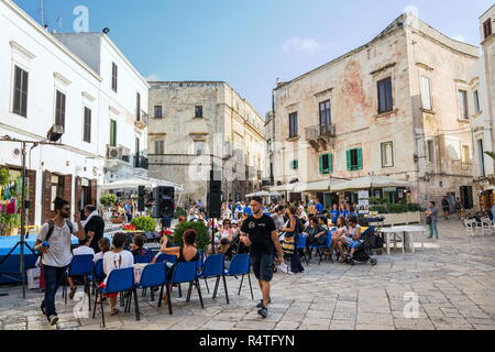 POLIGNANO A MARE, Italien - 6. JULI 2018: Touristen zu Fuß in der Altstadt am 6. Juli 2018 in einem Mare, Italien Polignano. Stockfoto