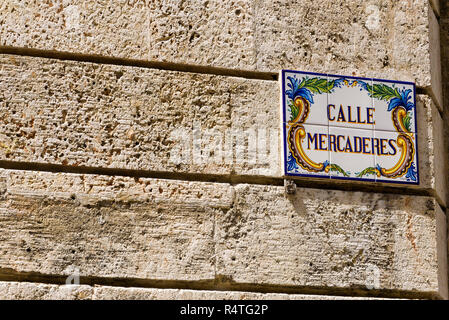 Calle Mercaderes street sign auf koloniale Fassade. Dies ist eine berühmte Straße mit Einheimischen und Touristen für Geschäfte, Hotels, Museen. Havanna, Kuba. Stockfoto