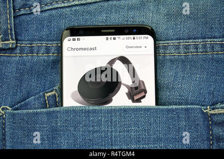 MONTREAL, KANADA - 4. OKTOBER 2018: Google Chromecast Logo auf S8-Bildschirm. Google ist ein amerikanisches Unternehmen, das eine Vielzahl von Internet Stockfoto