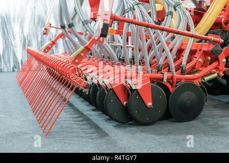 Mais Harvesteraggregat mit mehreren silver Blades. Landwirtschaftliche Maschinen für die Bodenbearbeitung Stockfoto