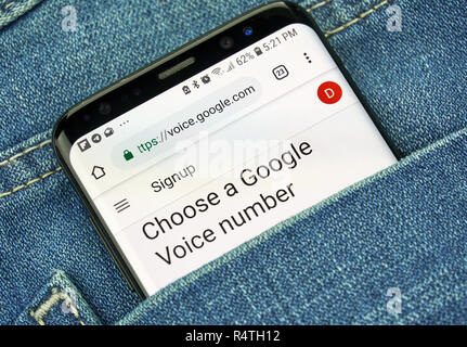 MONTREAL, KANADA - 4. OKTOBER 2018: die Google Voice app auf S8-Bildschirm. Google Voice ist ein Voice-over-IP-Service. Google ist ein amerikanisches Unternehmen, das w Stockfoto