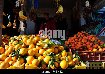 Markt im Norden von Tunesien, wo die Bauern produzieren viele Arten von Obst und Gemüse und die Welt berühmten Oliven. Stockfoto