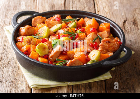 Würzig lecker Huhn mit Gemüse mit Granatapfel Sauce close-up in einer Pfanne auf dem Tisch. Horizontale Stockfoto