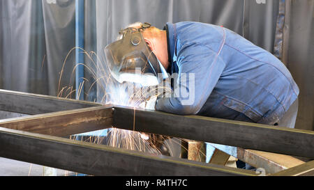 Schweißer arbeitet in Metall Bau - Bau- und Verarbeitung von Stahl Komponenten Stockfoto