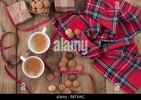 St. Nicolas tag Konzept. Niederländische urlaub Sinterklaas, festlichen Frühstück mit Kaffee, kruidnoten, traditionellen Süßigkeiten und Geschenke. Ansicht von oben. Freier Speicherplatz f Stockfoto