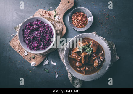 Leckeres Gulasch mit Rotkohl chili und Rosmarin Stockfoto