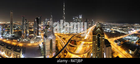 Dubai Panorama am späten Abend Stockfoto