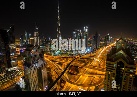 Skyline von Dubai am späten Abend Stockfoto