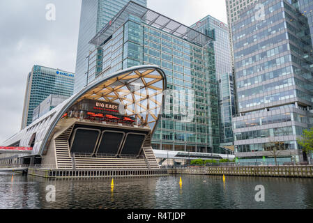 London, UK, 28. April 2018: Crossrail Ort ist die Struktur innerhalb der Canary Wharf entfernt, Geschäfte und ein Kino, sowie eine Dachterrasse, die Stockfoto