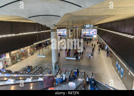 London, Großbritannien - 28 April, 2018: Pendler innerhalb der modernen U-Bahnhof Canary Wharf. Stockfoto