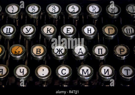 Tastatur eines alten Deutschen vintage Schreibmaschine mit Russischen kyrillisch Tasten Stockfoto