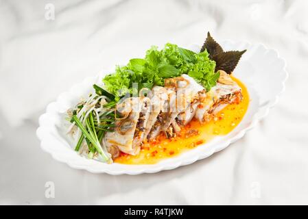 Salat mit Frühlingsrollen mit Kräutern und Salat Stockfoto