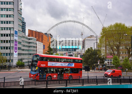 London, UK, 27. April 2018: Die roten Doppeldecker Bus vor dem Wembley Stadion auf dem bewölkten Tag. Stockfoto